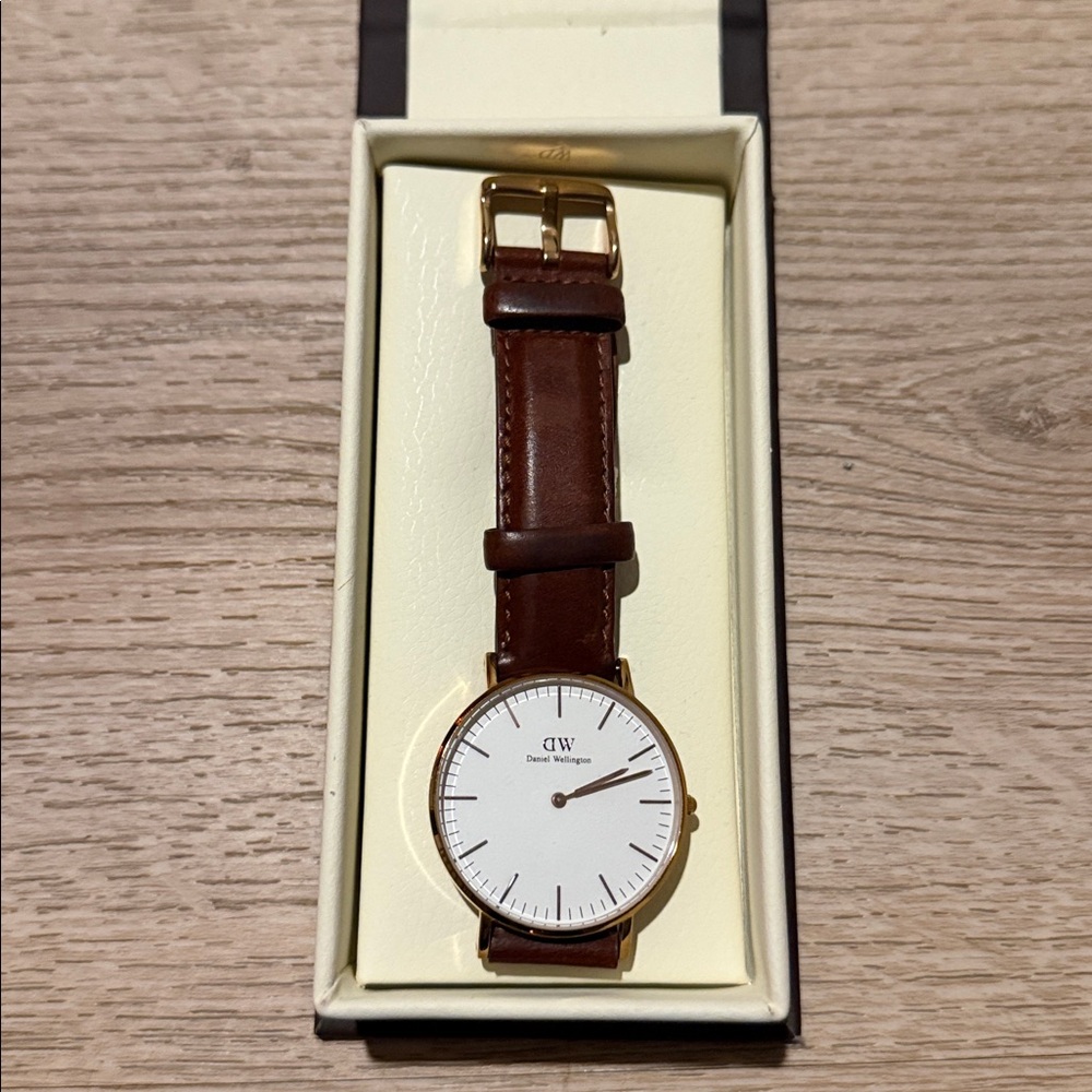 Daniel Wellington Rose Gold Classic St Mawes Brown Leather White Dial Watch